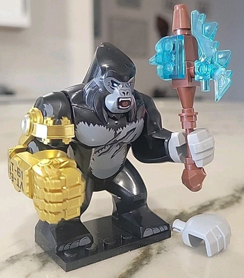 Godzilla, King Kong, Bigfig figurine. Battle Mode Robotic Arm.