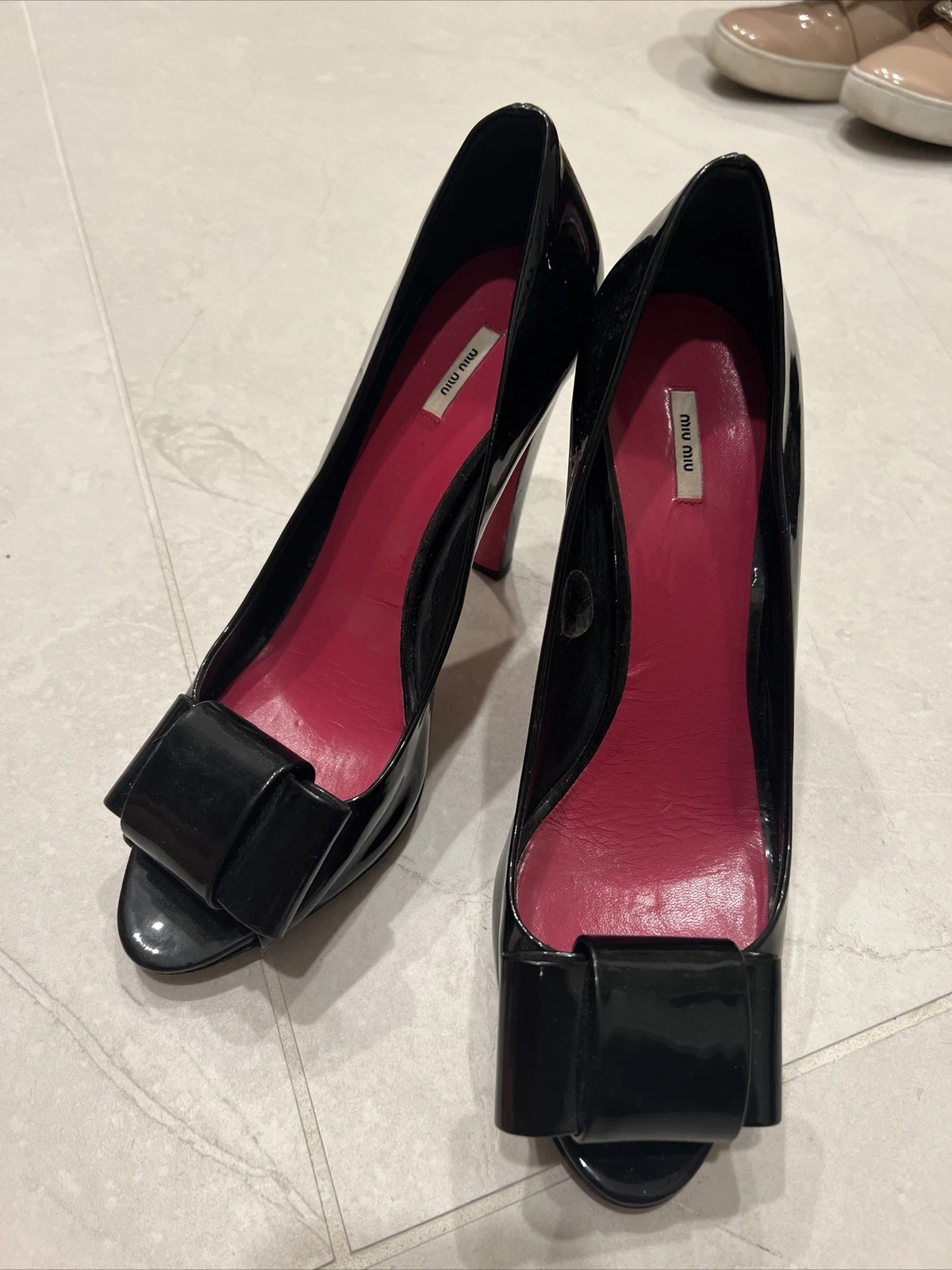 Scarpa da sera Miu Miu nera lacca lucida tacco 4 1 2 pollici taglia 41 (come 10 US)