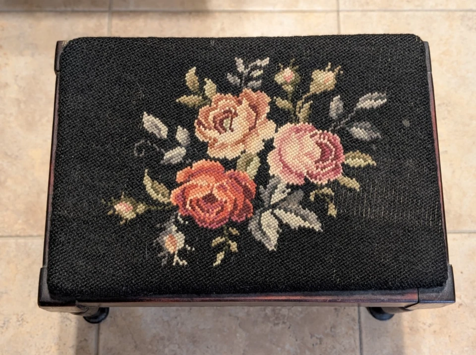 Antiguo tapiz floral campestre francés de principios del siglo XX reposapiés cerezo punta de aguja Foto 2 de 4