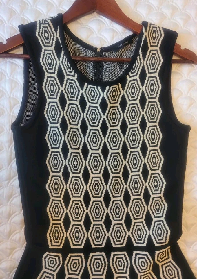 Vestido Rosa Tartán Diseñador 4 Pequeño Negro Elastizado Línea A Midi Hexagonal en la Ciudad Usado en Excelente Condición Foto 4 de 4