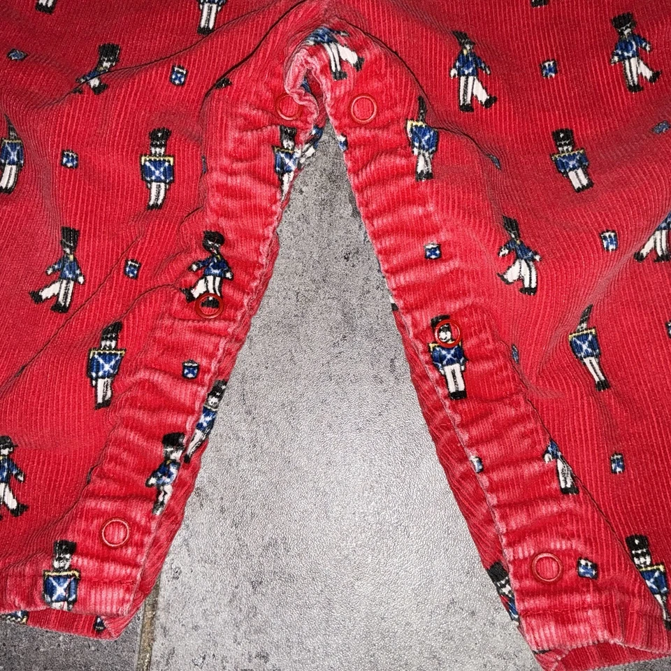 Mono de colección 24 meses Oshkosh Vestbak pana roja juguete de Navidad soldados Foto 3 de 4