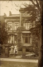 Photo postcard Hamburg center old town, villa, women on the fence - 4283388