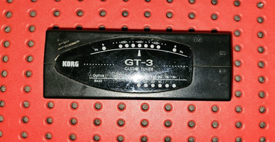Schwarzes KORG GT-3 tragbares Gitarren- und Bass-Tuner in gutem Zustand