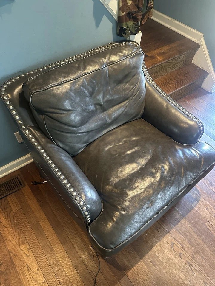 2 cadeiras cravejadas de couro cinza carvão e sofá combinando - Imagem 4 de 4