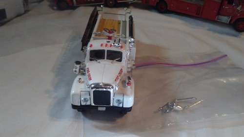 1960 Corgi Mack B-Model Pumper, WHITE Texaco Fire Chief/Pre-Owned - Picture 2 of 5
