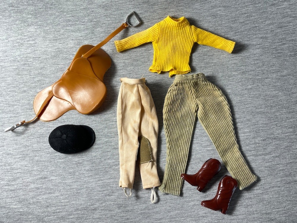 Casco cavallo pony cappello equitazione Sindy top fondo stivali sella adatto 12" vestiti bambola