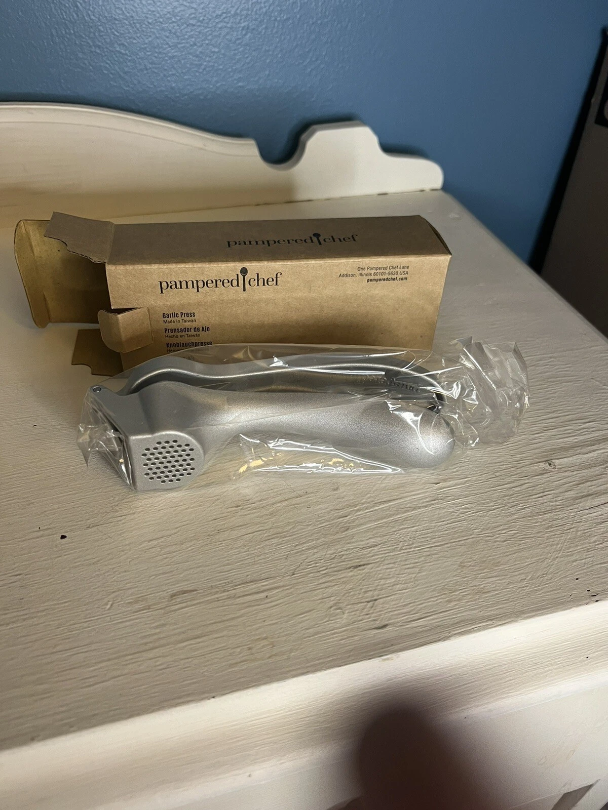 Pampered Chef Garlic Press #2576 With Cleaning Tool New In Box