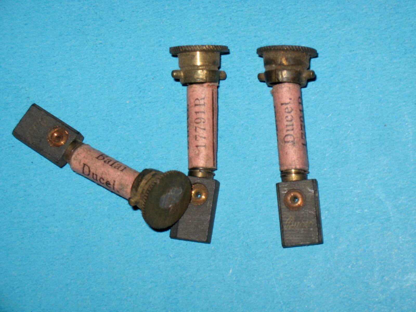 Charbon balai dynamo Ducellier 9816 pour résoudre les pannes de charge Peugeot 183
