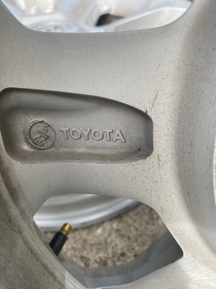 17” TOYOTA 4RUNNER SR5 2014 15 16 17 18 19 20 21 22 2023 FACTORY WHEEL OEM RIM - Image 4 of 4