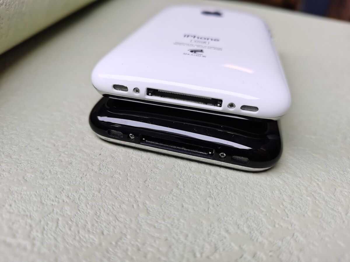 Apple iPhone 3rd generation 3GS - 8GB 16GB 32GB -Black White Apple iPhone 3rd generation 3GS - 8GB 16GB 32GB -Black White