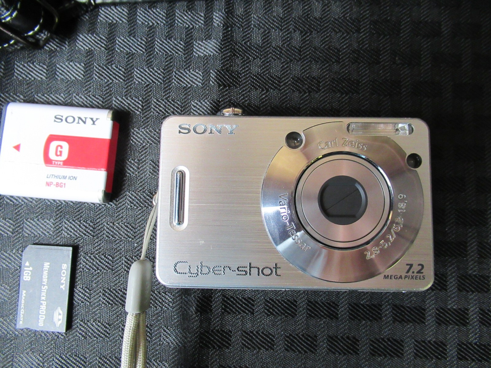 Sony CyberShot DSCW70 7.2 Megapixel Digital Camera Silver Not working
