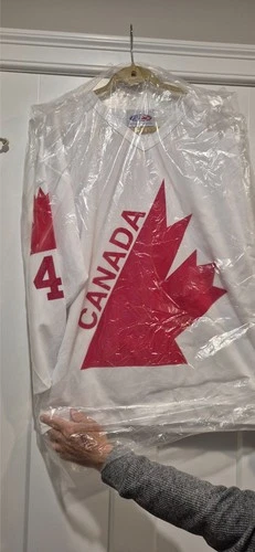 NHL JERSEY 1976 TEAM CANADA SIGNED BY BOBBY ORR- GNR AUTH