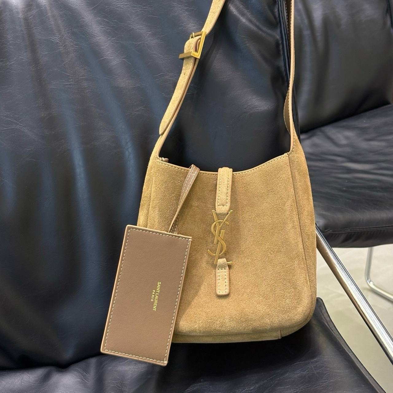 Saint Laurent Paris in camoscio marrone chiaro con ferramenta oro