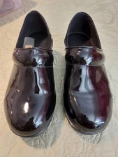 Pierre Dumas Featherweight Black Patent  Clog Size 6