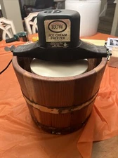 Vintage Sterling Richmond Cedar Works 5 Qt. Ice Cream Freezer Maker Model: 6540