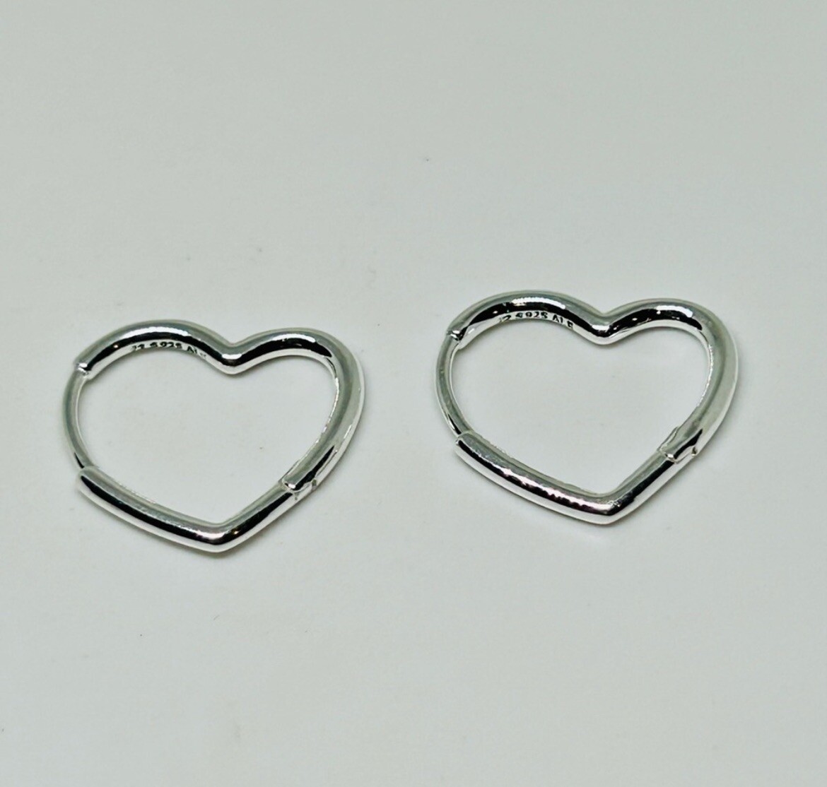 BRAND NEW Pandora Moments 925 Silver Asym Heart Hoop Earrings 297822