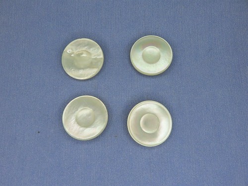 4 Nr. Vintage / Antike runde Perlmutt Knöpfe mit 4-fach Messingschaft - Bild 1 von 12