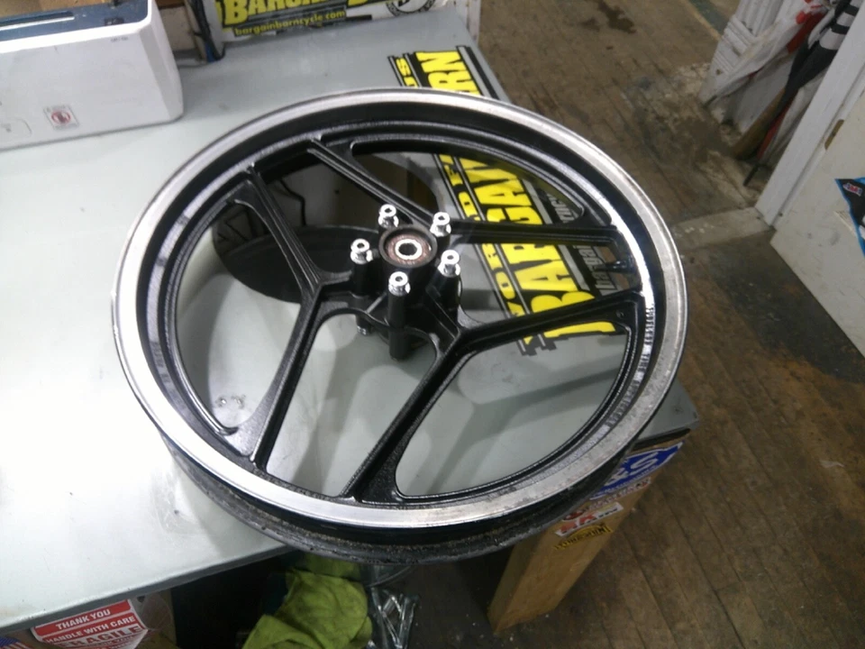 Llanta delantera Suzuki GSXR 1100 1986-88 LADO LOSA ORIGINAL 18X 2,75 Foto 3 de 4