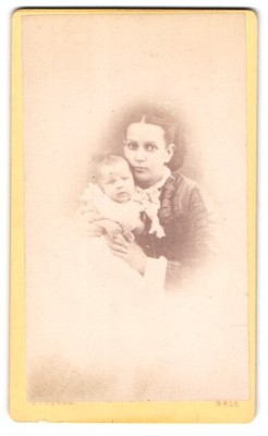 Fotografie J. Ingham, Sale, 65, School Road, Bürgerliche Dame mit Kleinkind im  