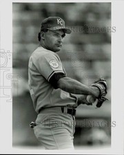 1987 Press Photo Jim Eisenreich of Kansas City Royals baseball team in action