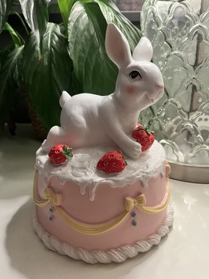 TK Maxx Ostern Frühling weißer Hase liegend auf Eis Erdbeere Kuchen Ornament