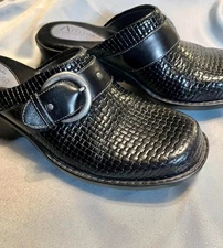 NEW! Clarks Artisan Leather Clog Woven Emboss Mule Slide Slip-On Size 7.5
