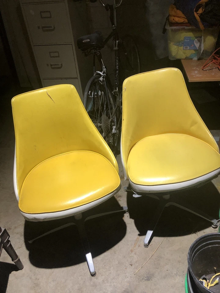 +2Este es un par de sillas giratorias vintage modernas de vinilo amarillo de mediados de siglo Foto 4 de 4