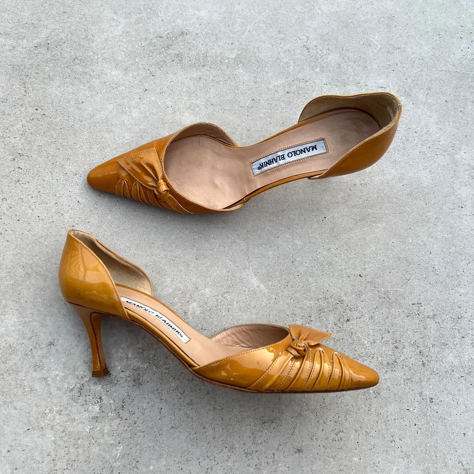 Manolo Blahnik | Detalle de nudo de charol puntera puntiaguda bronceado desnudo D'Orsay (34,5) Foto 4 de 4