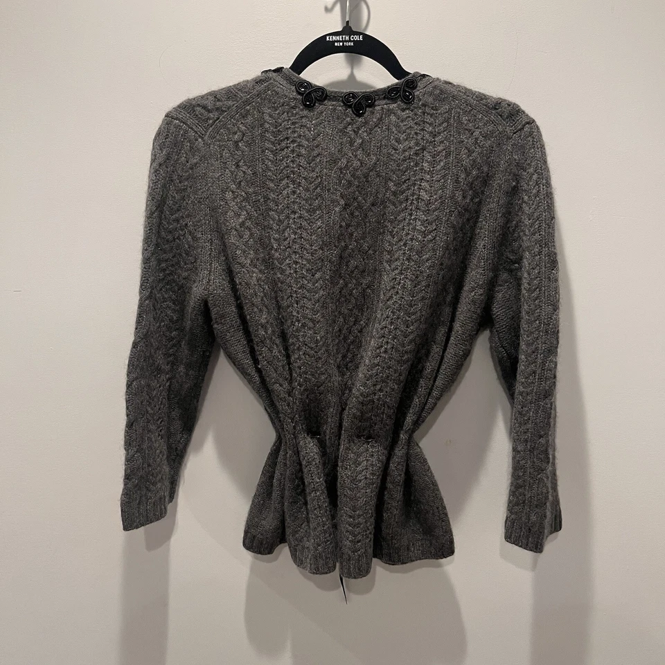 Suéter de cachemir Elena Solano para mujer grande gris con lazo abierto frontal cinta cárdigan Foto 3 de 4