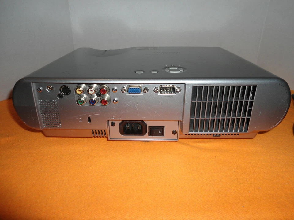 Hitachi CP-S210 3LCD Portable Projector HD, power cable, ONLY 368 hours! - Image 3 of 4