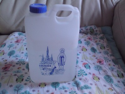 2 LTR LOURDES WASSER, rein aus der Heiligen Quelle in Frankreich gebraucht, siehe Bilder
