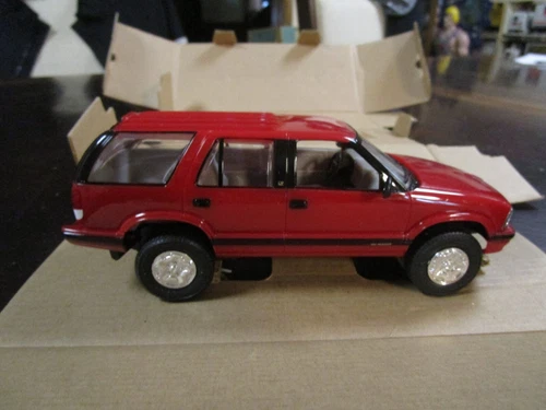 AMT 1995 Chevrolet Blazer apple red promo model new 1/25th scale - Picture 1 of 4