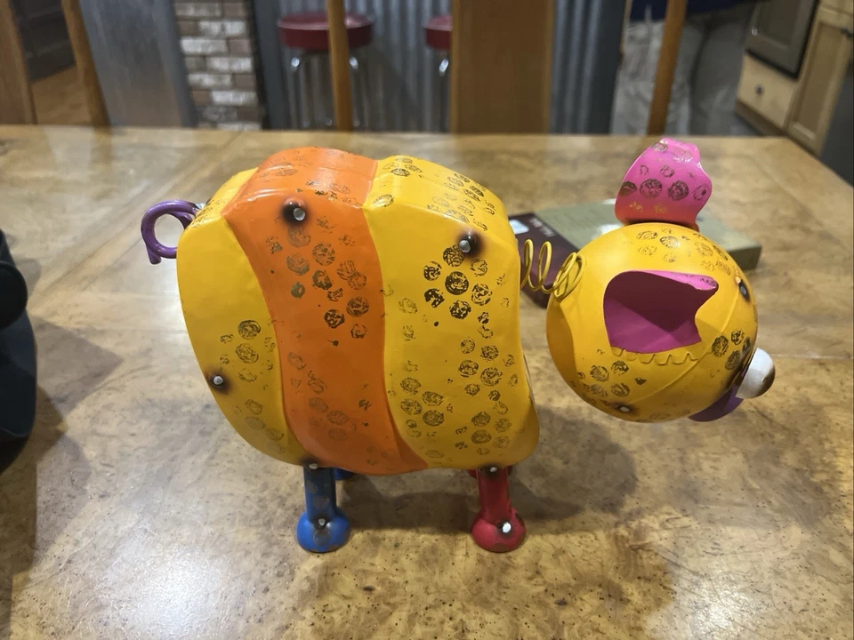 Estatua de cerdo naranja chatarra colorida reciclada rústica reutilizada hogar exterior Foto 2 de 4