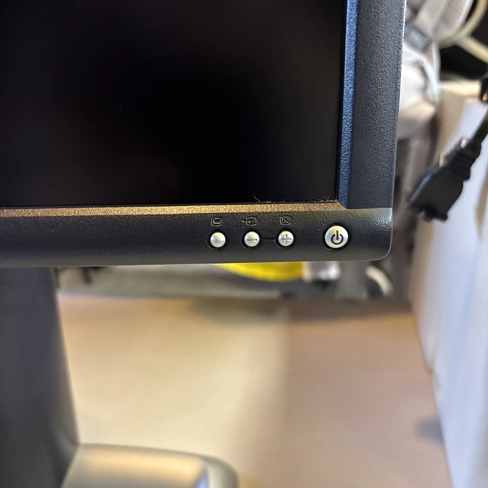 Dell UltraSharp 1901FP LCD monitor - Image 4 of 4