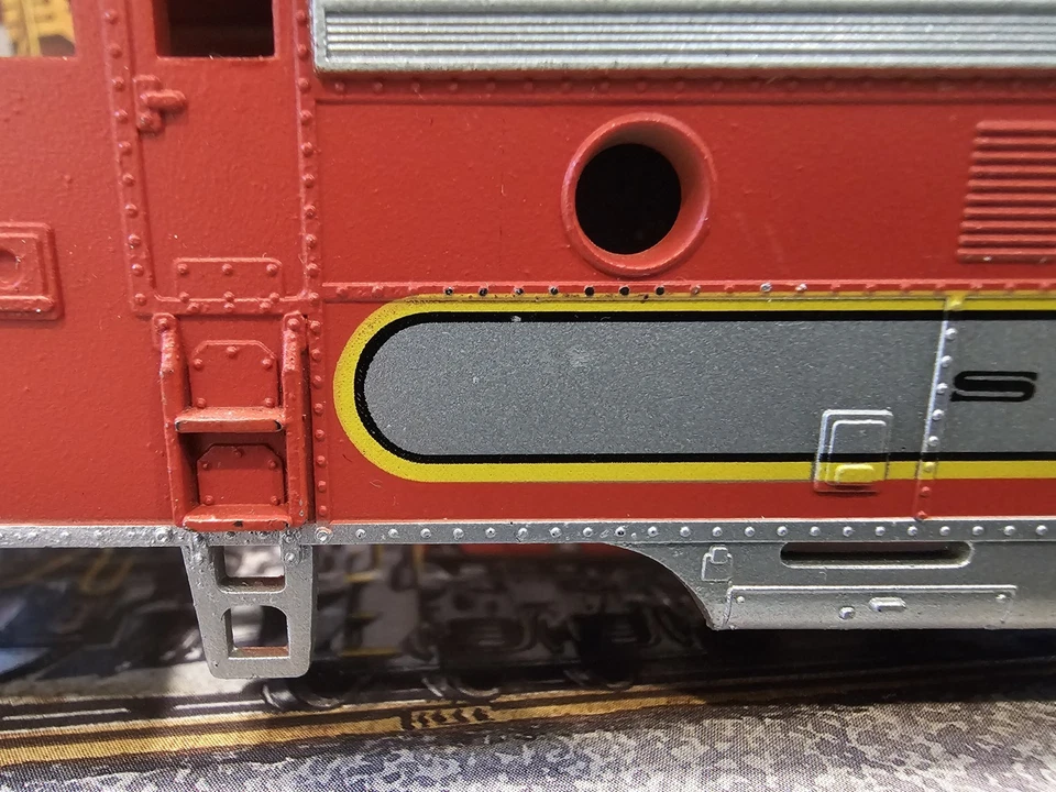 ATHEARN F7 SHELL ONLY HO SCALE LOCOMOTIVE SANTA FE - Image 4 of 4