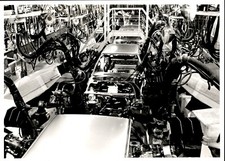 LD248 1981 Original Photo ROBOTS SPOT-WELD FRAMES AT THE MAZDA PLANT HIROSHIMA