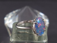 Weißgold Ring mit funkelndem Opal und zwei Brillianten, 8 Karat