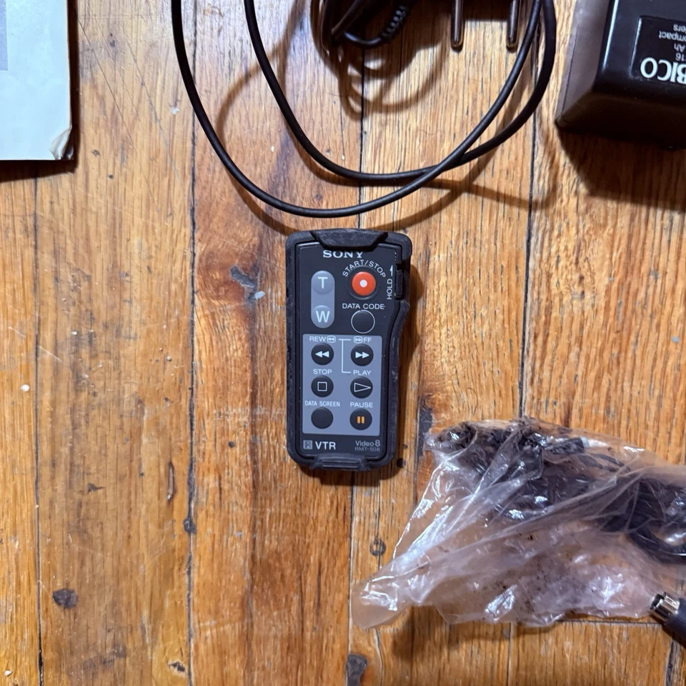 Sony CCD-TR81 Video Hi8 Handycam Camcorder Recorder w/ Accessories + Case Tested - Image 4 of 4