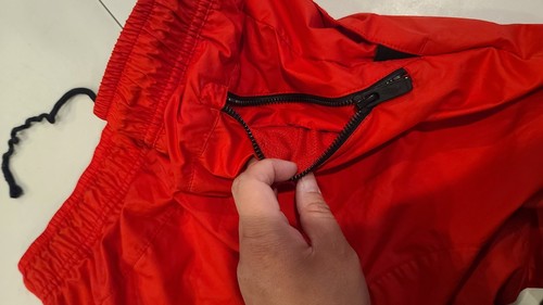 Rari pantaloni da calcio Nike Windrunner nylon Trackies rosso lucido Scally Small - Foto 11 di 11
