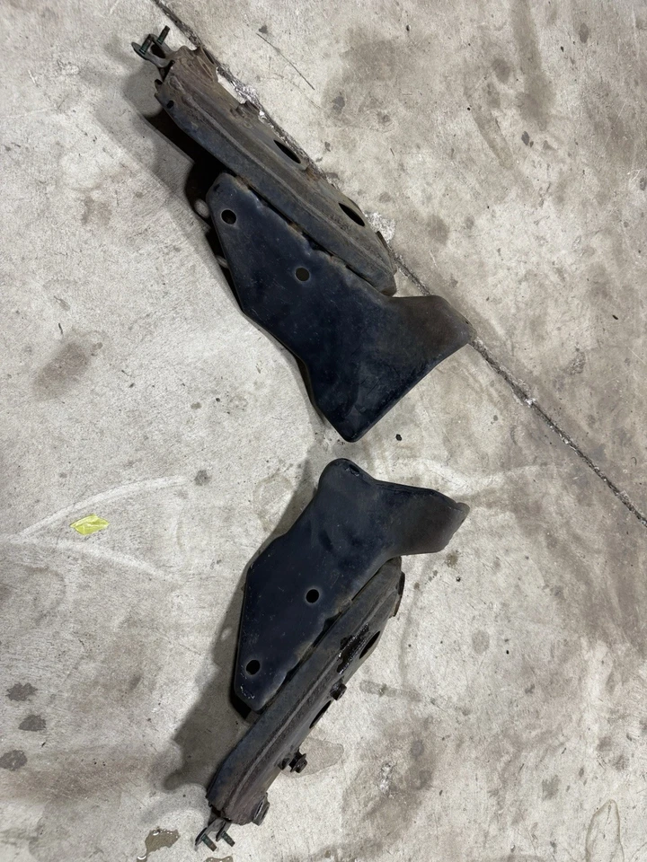 09-24 Soportes inferiores traseros Nissan 370Z/Z OEM 55451-EH100 Foto 4 de 4