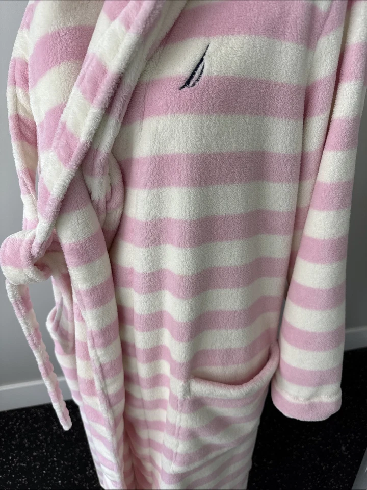 Ropa de dormir NAUTICA polar rosa y blanco para mujer bata grande #67835 Cabincore Travel Foto 2 de 4