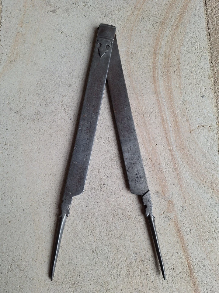 Grand compas 45,5 cm tailleur de pierre charpentier fer forgé XVIIIe - Photo 3/4