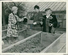1944 Photo Mmes Ralph Knapp Frederick Bunge Plan For Gardening Event Event 8X10