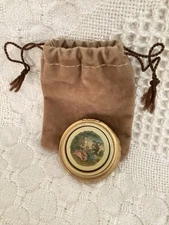 Vtg 2” Gold Toned Powder Compact - Musician Serenading 2 Ladies- 1950’s