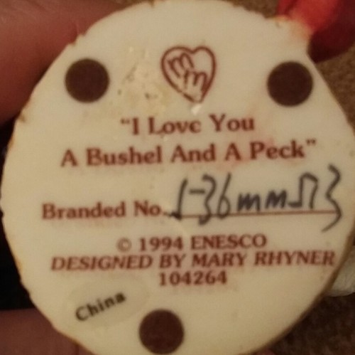 MARY'S MOO MOOS FIGURINE 1994 "I LOVE YOU A BUSHEL AND A PECK" #104264 - Picture 8 of 8