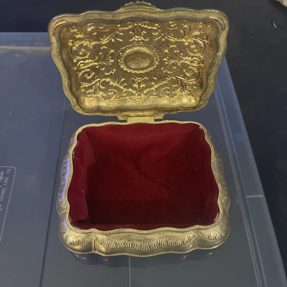 Cómoda plateada con bisagras y forrada de terciopelo rojo Foto 2 de 4