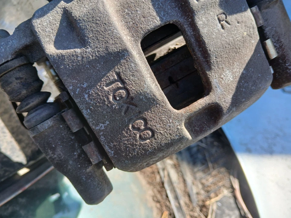 Pinza de freno delantera 94 Geo Tracker pasajero derecho Foto 2 de 4