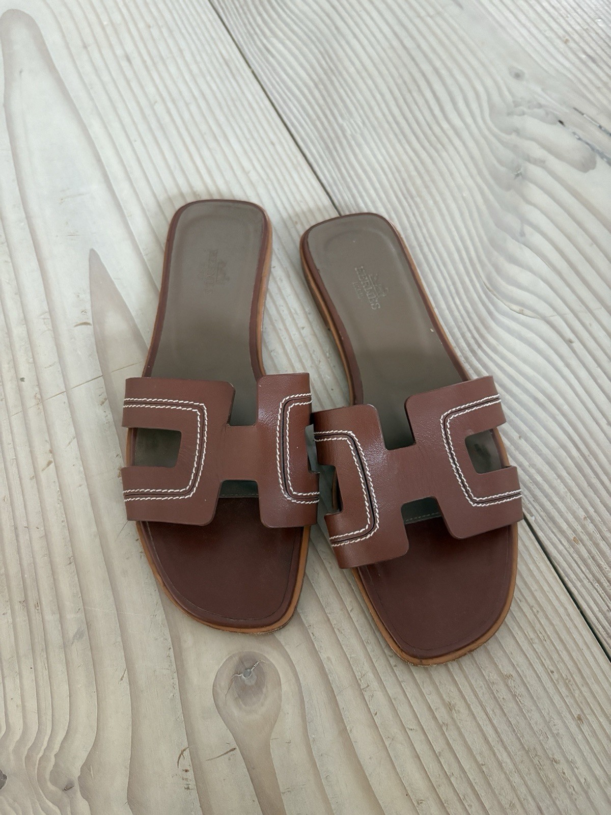 Sandalia de cuero hecha a mano