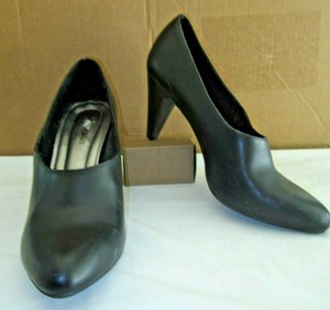 sapatos pretos de salto