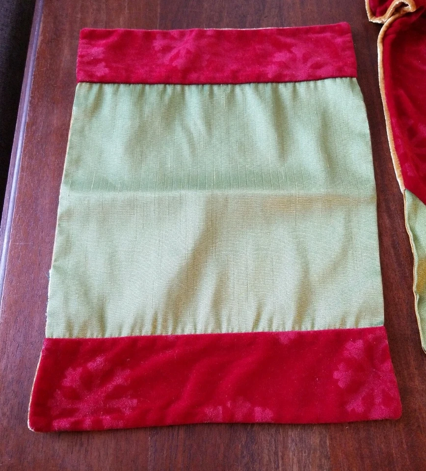 Christmas Table Runner With 8 Placemats Burgundy Green Reverse To Gold - Image 3 of 4